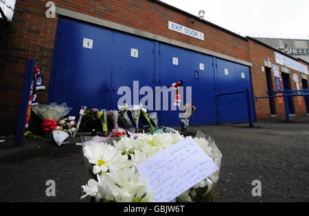 Fans geben am Eingang der Leppings Lane zum Sheffield Wednesday Football Ground am 20. Jahrestag der Hillsborough-Tragödie Tribut, wo 96 Liverpool-Anhänger beim FA Cup Halbfinale gegen Nottingham Forest im Sheffield Stadium starben. Stockfoto