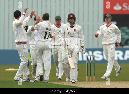 Andrew Harris von Leicestershire (3. Links) wird von seinen Teamkollegen gratuliert, nachdem er während des County Championship Divison One Matches in Grace Road, Leicester, das Wicket von Ben Howgego von Northamptonshire (2. Rechts) gewonnen hat. Stockfoto