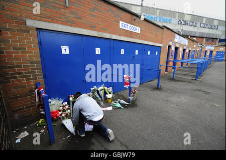 Fans geben am Eingang der Leppings Lane zum Sheffield Wednesday Football Ground am 20. Jahrestag der Hillsborough-Tragödie Tribut, wo 96 Liverpool-Anhänger beim FA Cup Halbfinale gegen Nottingham Forest im Sheffield Stadium starben. Stockfoto