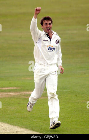 Tim Murtagh von Surrey feiert die Einnahme des Wickens von Stephen aus Gloucestershire Adshead Stockfoto