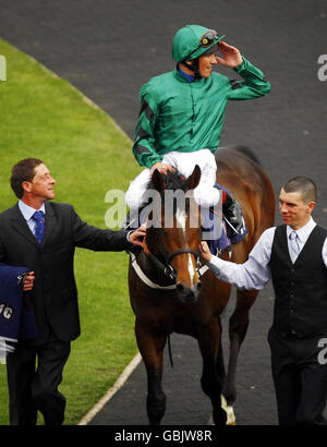 Jockey Frankie Dettori feiert seinen Sieg im Sopranist nach dem Gewinn des Grand Prix White Turf St Moritz Jungferneinsätze auf der Newmarket Racecourse, Suffolk. Stockfoto