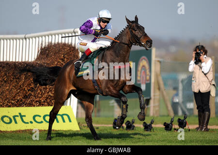 Pferderennen - The 2009 John Smith's Grand National Meeting - Tag 1 - Aintree Racecourse. Jockey Richard Johnson auf Planet of Sound während der Verfolgungsjagd der John Smith's Manifesto Novices' Chase Stockfoto