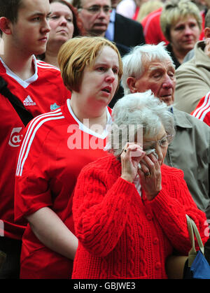 Trauern während der zweiminütigen Stille auf dem Old Market Square in Nottingham, um an die Fußballfans aus Liverpool zu erinnern, die bei der Katastrophe von Hillsborough vor 20 Jahren ums Leben kamen. Stockfoto