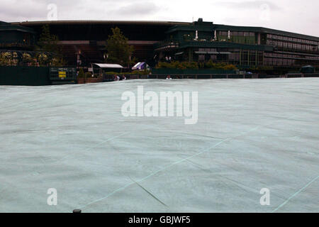 Tennis, Wimbledon 2004, Erste Runde. Der Platz deckt bleiben an Ort und Stelle während des schlechten Wetters Stockfoto