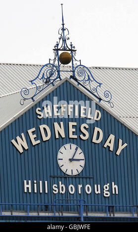 Ein Blick auf die Uhr, die 1506 angehalten wurde, die Zeit, zu der das Spiel auf dem Sheffield Wednesday Football Ground gestoppt wurde, während sich Fans versammeln, um am 20. Jahrestag der Hillsborough-Tragödie vor dem Boden Tribut zu zollen, Wo 96 Liverpool-Anhänger beim Halbfinale des FA Cup gegen Nottingham Forest im Sheffield Stadium starben. Stockfoto