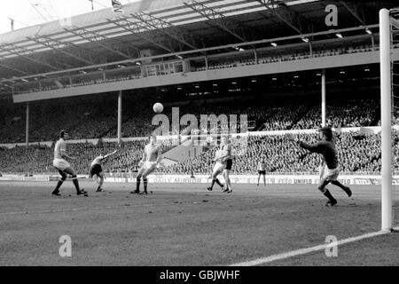 Wolverhampton Wanderers' Keny Hibbitt (zweiter Platz) erzielt das Eröffnungstreffer an Manchester City Torwart Keith MacRae (r), beobachtet von Teamkollege Derek Dougan (zweiter Platz) und Manchester City's Mike Doyle (l) und Tommy Booth (dritter Platz) Stockfoto