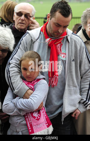 Fans zollen vor dem Sheffield Wednesday Football Ground am 20. Jahrestag der Hillsborough-Tragödie Tribut, bei der 96 Liverpool-Fans beim Halbfinale des FA Cup gegen Nottingham Forest im Sheffield Stadium starben. Stockfoto