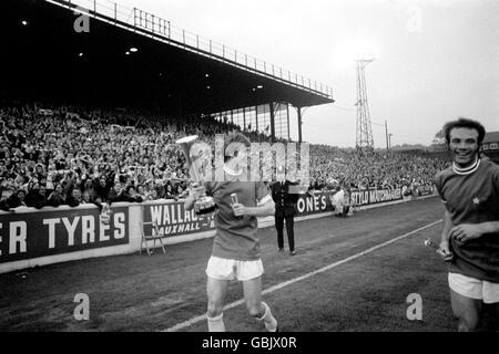 Fußball - Städte-übergreifender Messepokal - Finale zweite Etappe - Leeds United gegen Juventus. Allan Clarke von Leeds United, Torschütze des entscheidenden Tores, feiert nach dem Spiel mit dem Inter-Cities Fairs Cup Stockfoto