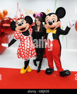 Minnie Mouse, Faryl Smith und Mickey während Mickys Magical Party im Disneyland Paris, in Frankreich. Stockfoto