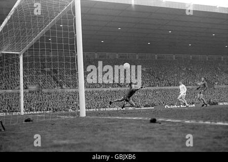 Fußball - FA Cup - Finale Replay - Chelsea gegen Leeds United. Mick Jones (c) von Leeds United feuert das Eröffnungstreffer an Chelsea-Torwart Peter Bonetti (l) vorbei, beobachtet von Chelsea's John Hollins (r) Stockfoto