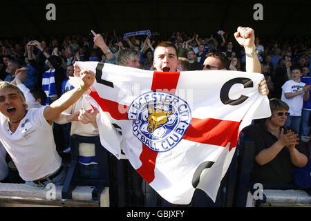 Die Fans von Leicester City feiern die Beförderung ihres Teams während des Coca-Cola League One Spiels in der Roots Hall, Southend. Stockfoto