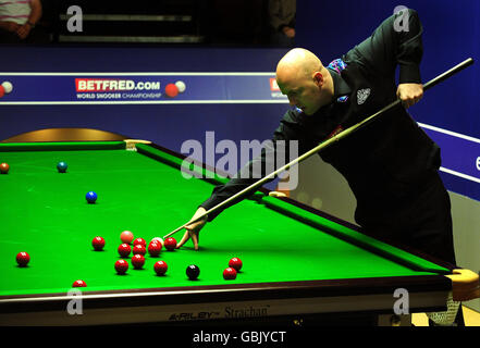 Englands Mark King im Einsatz gegen Englands Rory McLeod während der Snookerweltmeisterschaft Betfred.com im Crucible Theatre, Sheffield. Stockfoto