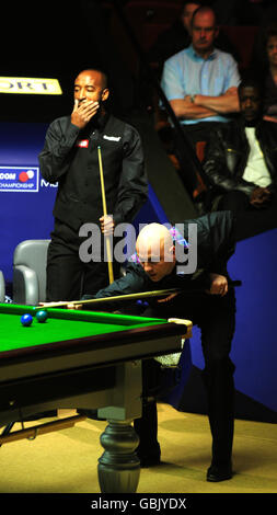 Der englische Rory McLeod beobachtet den englischen Mark King während der Snookerweltmeisterschaft Betfred.com im Crucible Theatre, Sheffield, in Aktion. Stockfoto