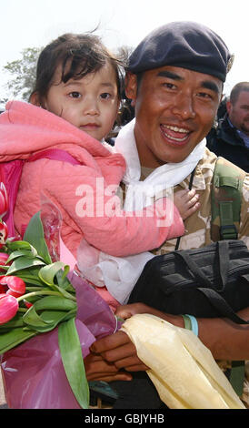 Cpl. Bhupindra Gurung und seine Tochter Ayushma, als etwa 120 Mitglieder des 2. Bataillons, die Royal Gurkha Gewehre, nach der Rückkehr aus der Provinz Helmand in Afghanistan in ihre Kaserne in Folkestone, Kent, zurückkamen. Stockfoto