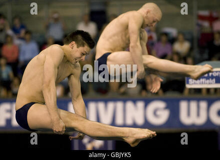 Die Briten Ben Swain und Nicholas Robinson-Baker sind auf dem Weg zur Bronzemedaille beim Men's 3m Synchro während der FINA Diving World Series in Ponds Forge, Sheffield. Stockfoto