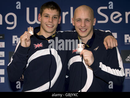 Die Briten Ben Swain (links) und Nichola Robinson-Baker zeigen ihre Medaillen, nachdem sie bei der Men's 3m Synchro während der FINA Diving World Series in Ponds Forge, Sheffield, Bronze gewonnen haben. Stockfoto