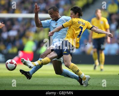 Fußball - Barclays Premier League - Manchester City / West Bromwich Albion - City of Manchester Stadium. Vincent Kompany von Manchester City und Robert Koren von West Bromwich Albion kämpfen um den Ball Stockfoto