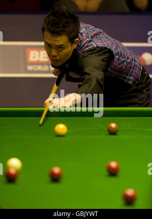 Snooker - Snookerweltmeisterschaften Betfred.com - Tag Drei - The Crucible Theatre. Marco Fu im Einsatz gegen Joe Swail während der Snookerweltmeisterschaft Betfred.com im Crucible Theatre, Sheffield. Stockfoto