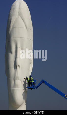 Arbeiter verleihen einem Kunstwerk mit dem Titel 'Dream' in der ehemaligen Sutton Manor Colliery, St. Helens, Merseyside, den letzten Schliff. Stockfoto