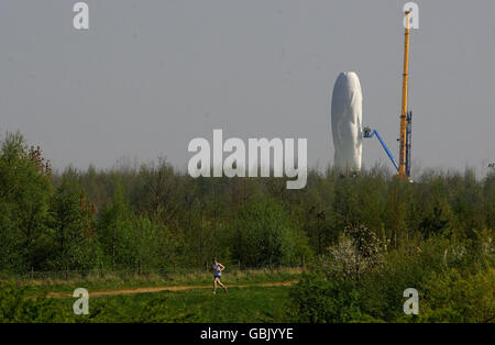 Arbeiter verleihen einem Kunstwerk mit dem Titel 'Dream' in der ehemaligen Sutton Manor Colliery, St. Helens, Merseyside, den letzten Schliff. Stockfoto