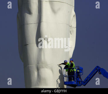 Arbeiter verleihen einem Kunstwerk mit dem Titel 'Dream' in der ehemaligen Sutton Manor Colliery, St. Helens, Merseyside, den letzten Schliff. Stockfoto