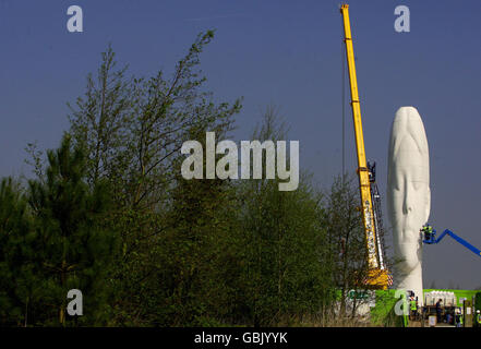 Arbeiter verleihen einem Kunstwerk mit dem Titel 'Dream' in der ehemaligen Sutton Manor Colliery, St. Helens, Merseyside, den letzten Schliff. Stockfoto