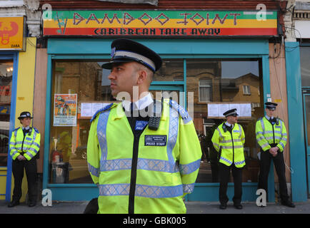 Vollstreckungsbeamte des Waltham Forest Council dienen einem Schließungsbefehl für das Fast-Food-Outlet Bamboo Joint in Leytonstone, Ost-London, weil es zu nahe an einer Schule steht. Stockfoto