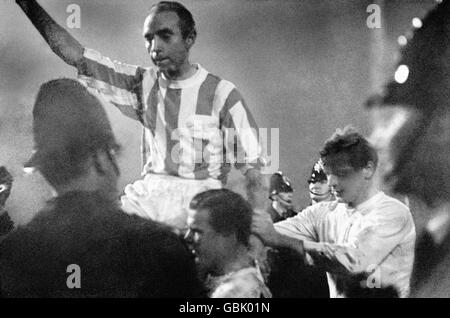 Fußball - Stanley Matthews Testimonial - Stoke City gegen World Stars XI. Sir Stanley Matthews von Stoke City wird am Ende seines Testimonials, seines letzten Spiels im erstklassigen Fußball, den Vorsitz über das Spielfeld übernommen Stockfoto