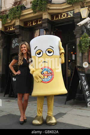 Schauspielerin Adele Silva schließt sich der Kampagne der British Beer and Pub Association an, um vor dem Red Lion Pub, Westminster, im Zentrum von London, niedrigere Steuern auf Bier zu fordern. Stockfoto