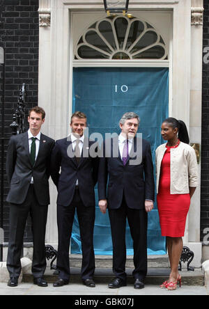 Andy Murray (ganz links), David Beckham (Mitte links) und Denise Lewis (ganz rechts) treffen auf Premierminister Gordon Brown (Mitte) in der Downing Street 10, um den Start der neuen Wohltätigkeitsorganisation Malaria No More UK zu markieren. Die Tür der Nummer 10 wurde von einem Moskitonetz bedeckt. Stockfoto