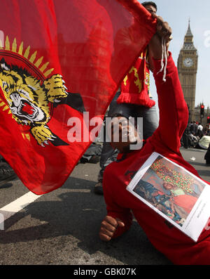 Tamilische Demonstranten blockieren die Straßen vor dem Parlamentsgebäude, während sie auf dem Parliament Square eine Sitzdemonstration abhalten, um einen Waffenstillstand in Sri Lanka zu fordern. Stockfoto
