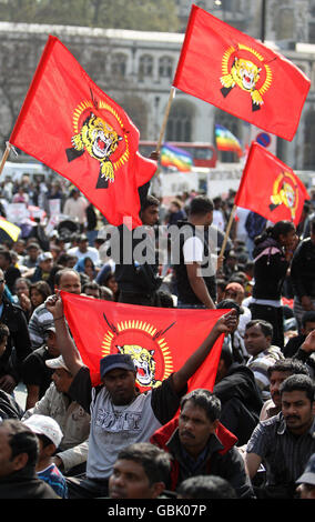 Tamilische Demonstranten blockieren die Straßen vor dem Parlamentsgebäude, während sie auf dem Parliament Square eine Sitzdemonstration abhalten, um einen Waffenstillstand in Sri Lanka zu fordern. Stockfoto
