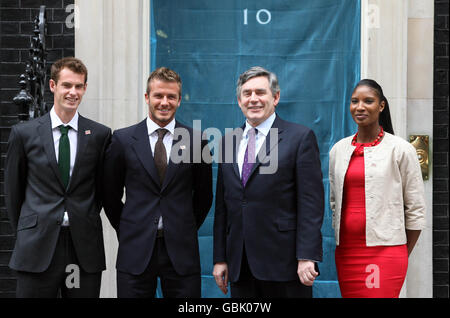 Andy Murray (ganz links), David Beckham (Mitte links) und Denise Lewis (ganz rechts) treffen auf Premierminister Gordon Brown (Mitte) in der Downing Street 10, um den Start der neuen Wohltätigkeitsorganisation Malaria No More UK zu markieren. Die Tür der Nummer 10 wurde von einem Moskitonetz bedeckt. Stockfoto