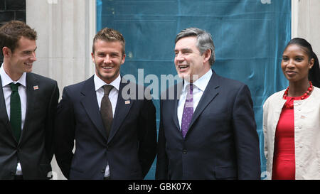 Andy Murray (ganz links), David Beckham (Mitte links) und Denise Lewis (ganz rechts) treffen auf Premierminister Gordon Brown (Mitte) in der Downing Street 10, um den Start der neuen Wohltätigkeitsorganisation Malaria No More UK zu markieren. Die Tür der Nummer 10 wurde von einem Moskitonetz bedeckt. Stockfoto