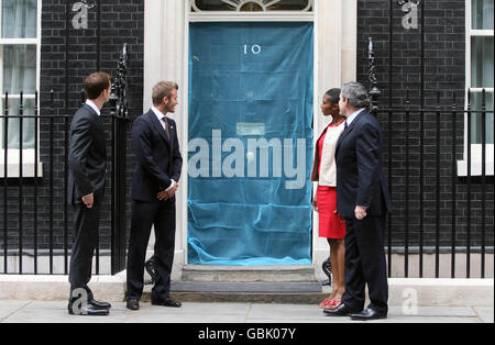 Andy Murray (ganz links), David Beckham (Mitte links) und Denise Lewis (ganz rechts) treffen auf Premierminister Gordon Brown (Mitte) in der Downing Street 10, um den Start der neuen Wohltätigkeitsorganisation Malaria No More UK zu markieren. Die Tür der Nummer 10 wurde von einem Moskitonetz bedeckt. Stockfoto