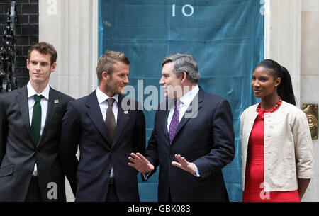 Andy Murray (ganz links), David Beckham (Mitte links) und Denise Lewis (ganz rechts) treffen auf Premierminister Gordon Brown (Mitte) in der Downing Street 10, um den Start der neuen Wohltätigkeitsorganisation Malaria No More UK zu markieren. Die Tür der Nummer 10 wurde von einem Moskitonetz bedeckt. Stockfoto