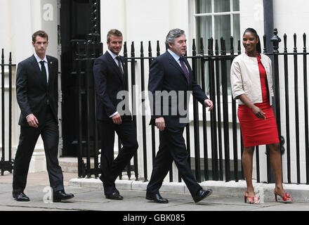 Andy Murray (ganz links), David Beckham (Mitte links) und Denise Lewis (ganz rechts) treffen auf Premierminister Gordon Brown (Mitte) in der Downing Street 10, um den Start der neuen Wohltätigkeitsorganisation Malaria No More UK zu markieren. Stockfoto