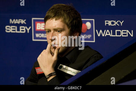 Ricky Walden in Aktion während der Snookerweltmeisterschaft Betfred.com im Crucible Theatre, Sheffield. Stockfoto