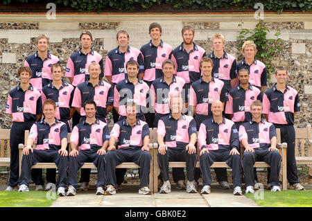 Middlesex's (ERSTE REIHE) Eoin Morgan, Ben Scott, Andrew Strauss, Shaun Udal (Hauptmann), David Nash, Phillip Hughes. ZWEITE REIHE: John Simpson, Neil Dexter, Gareth Berg, Tim Murtagh, Chris Silverwood, Nick Compton, Kabir Toor, Dan Housego IN DER HINTEREN REIHE: David Malan, Billy Godleman, Alan Richardson, Steven Finn, Danny Evans, Sam Robson, Adam London. Während eines Media Day am Lord's Cricket Ground, London. Stockfoto