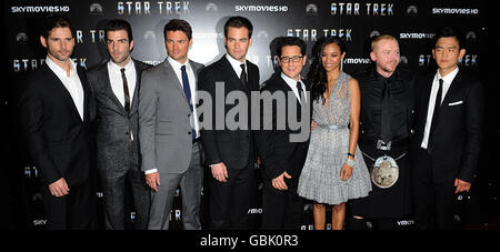 (Von links nach rechts) Eric Bana, Zachary Quinto, Karl Urban, Chris Pine, JJ Abrams, Zoe Saldana, Simon Pegg und John Cho posieren für Fotos, als sie zur britischen Filmpremiere von Star Trek am Empire Leicester Square in London ankommen. Stockfoto