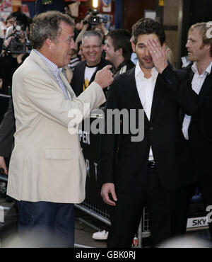 Eric Bana (rechts) mit Jeremy Clarkson (links) kommt bei der britischen Filmpremiere von Star Trek am Empire Leicester Square in London an. Stockfoto