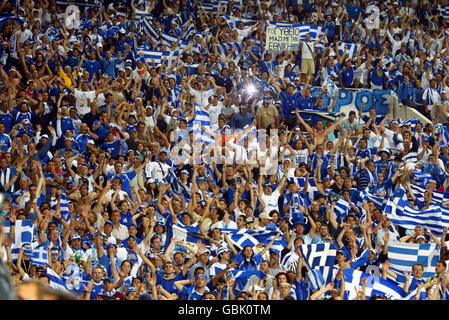 Fußball - UEFA-Europameisterschaft 2004 - Halbfinale - Griechenland / Tschechische Republik. Griechenland-Fans feiern beim Schlusspfiff Stockfoto