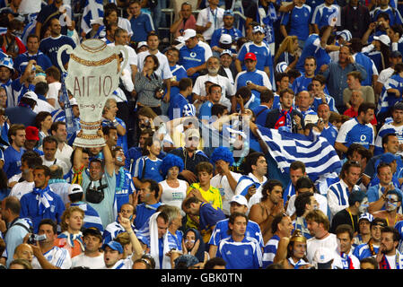 Fußball - UEFA-Europameisterschaft 2004 - Halbfinale - Griechenland / Tschechische Republik. Griechenland-Fans feiern beim Schlusspfiff Stockfoto