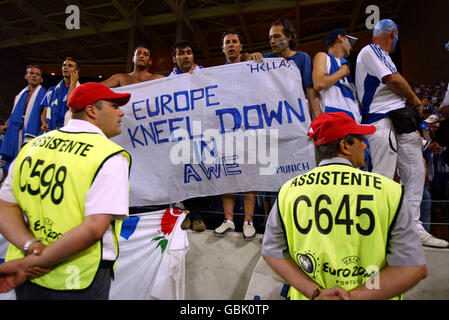 Fußball - UEFA-Europameisterschaft 2004 - Halbfinale - Griechenland / Tschechische Republik. Griechenland-Fans feiern beim Schlusspfiff Stockfoto