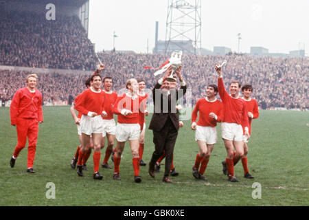 Manchester United Manager Matt Busby (vierte r) hält die League Championship Trophäe hoch, während er und seine Spieler es um Old Trafford Parade: (l-r) Denis Law, Bill Foulkes, Shay Brennan, David Sadler, Bobby Charlton, Jimmy Ryan, Busby, Alex Stepney, Tony Dunne, Pat Crerand, George Best Stockfoto