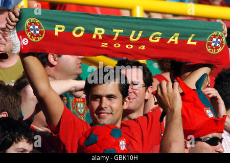 Fußball - UEFA-Europameisterschaft 2004 - Halbfinale - Portugal gegen Holland. Portugal-Fans genießen die Atmosphäre vor dem Spiel Stockfoto