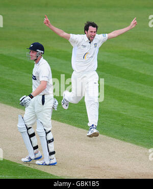 Graham Onions von Durham feiert das Dickicht von Andrew Gale aus Yorkshire während des Liverpool Victoria County Championship-Spiels in der Chester le Street, Durham. Stockfoto