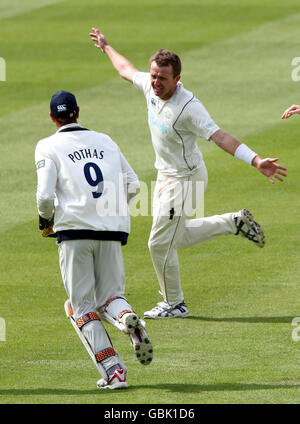 Dominic Cork aus Hampshire feiert das 8-gewinnt-Spiel Darren Maddy aus Warwickshire während der Liverpool Victoria County Championship in Edgbaston, Birmingham. Stockfoto