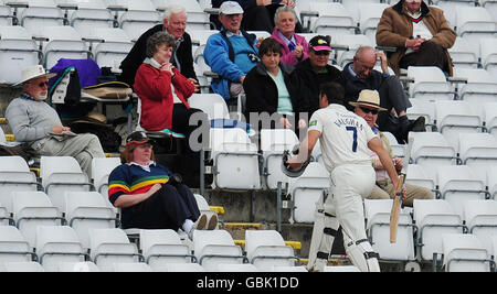 Yorkshire's Michael Vaughan verlässt die Felder, nachdem er während des Liverpool Victoria County Championship-Spiels in Chester le Street, Durham, hinter dem Bowling von Steve Harmion gefangen wurde. Stockfoto