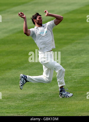 Cricket - Liverpool Victoria County Championship - Division One - Tag zwei - Warwickshire / Hampshire - Edgbaston. Hampshire Chris Tremlett bowls während des Liverpool Victoria County Championship-Spiels in Edgbaston, Birmingham. Stockfoto